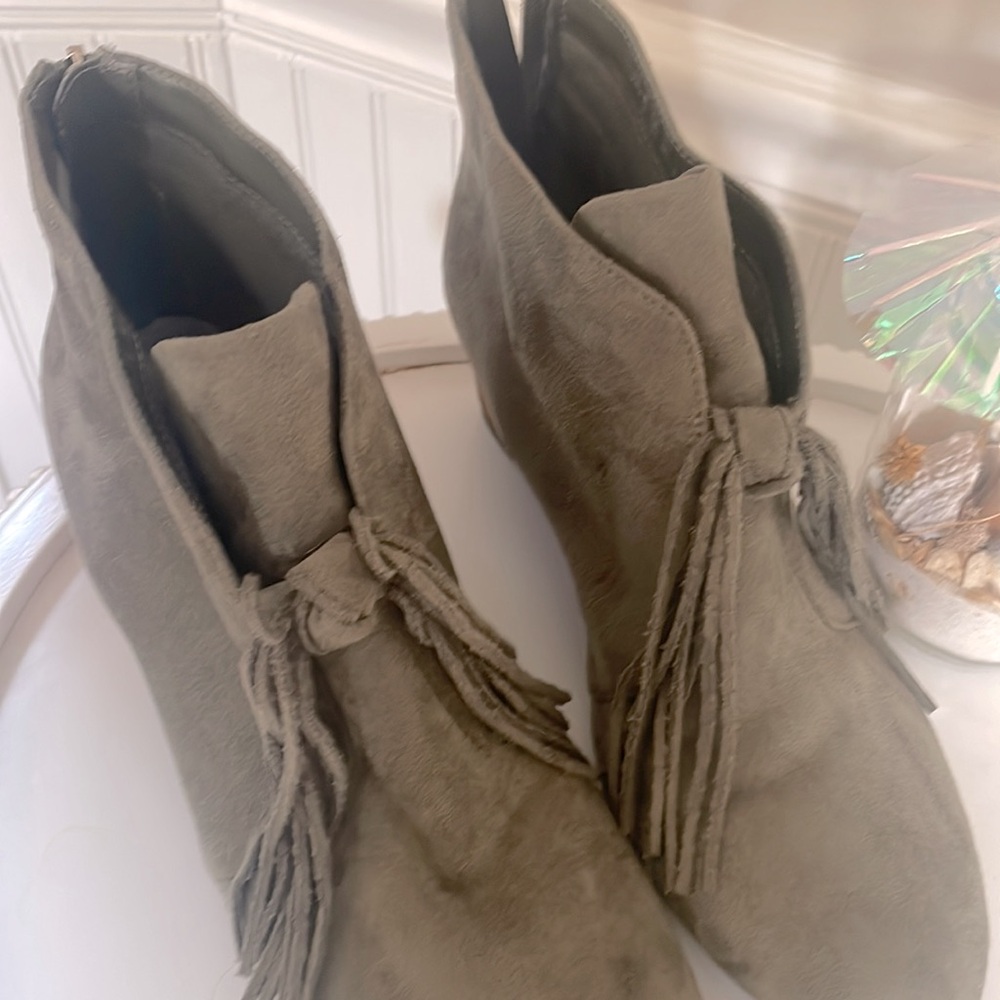 Dr. Scholl’s 9 1/2 Zip Wedge Bootie!  🫶🏼🦚